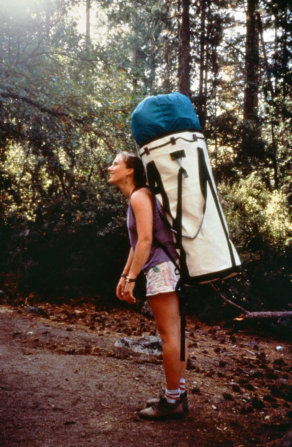 TUNGT: Anmarsj i Yosemite. Med sekken full av vann og isenkram blir det tungt å bære. Foto: Mette Øverbø Anne-Grete-Nebell-Berit-Skjevling-5