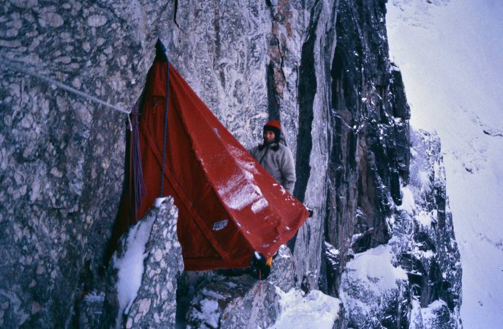 LUFTIG SOVEPLASS: Fra «Suser gjennom Harryland» i Trollveggen. - Det er alltid stas å ligge i port-a-ledge, sier Anne Grete. Foto: Bjarte Bø Anne-Grete-Nebell-Berit-Skjevling-6