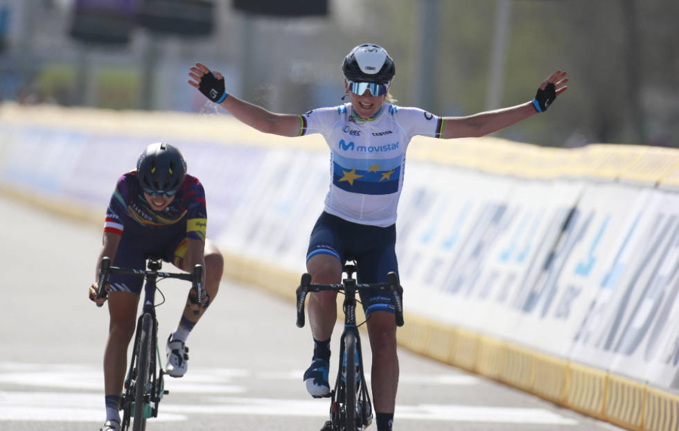 ÅRETS FØRSTE: Annemiek van Vleuten er i gang. Foto: Cor Vos annemiek van vleuten kasia niewiadoma dwars door vlaanderen 2021