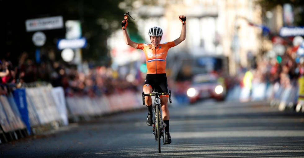 VERDENSMESTER: I 2019 ble Annemiek van Vleuten verdensmester i Yorkshire. Hun har også to VM-titler på tempo. Foto: Cor Vos annemiek van vleuten katrine aalerud movistar 2
