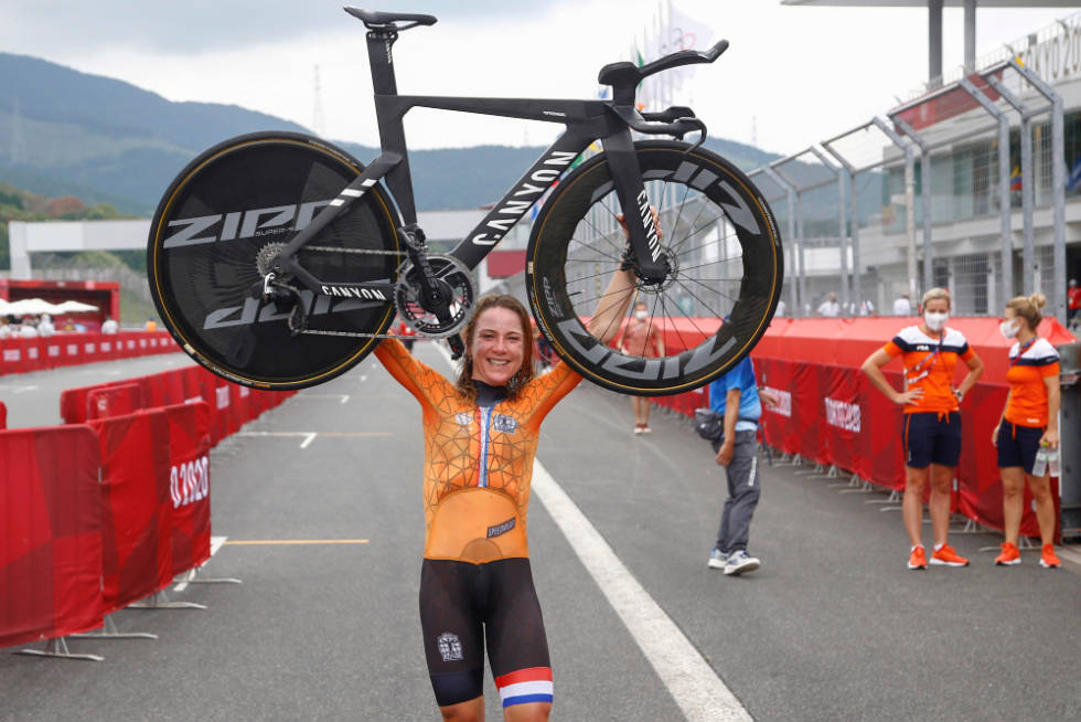 ENDELIG GULL: Annemiek van Vleuten strålte etter å ha sikret OL-gullet. Foto: Cor Vos annemiek van vleuten, ol i tokyo(1)