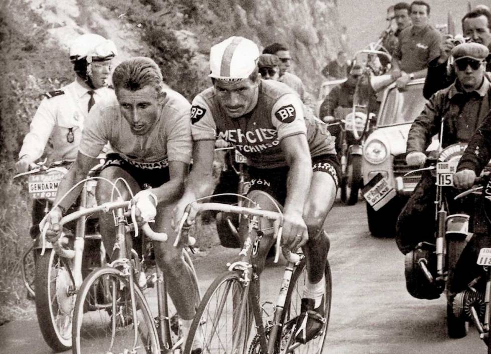 SKULDER VED SKULDER: Jacques Anquetil (t.v) gjorde Raymond Poulidor til den evige toer. Men der historien om Anquetil slutter ved mannen, er Poulidor-navnet starten på historie som lever den dag i dag. Foto: Scanpix. anquetil-poulidor
