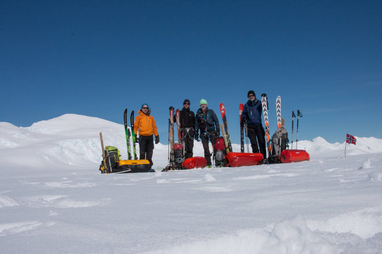 KLAR FOR TUR: Fornøyde trekkbag-turister på fem dagers tur i Antarktis. Artikkelforfatteren med grønn lue. antarktis ekspedisjon tur seil og ski