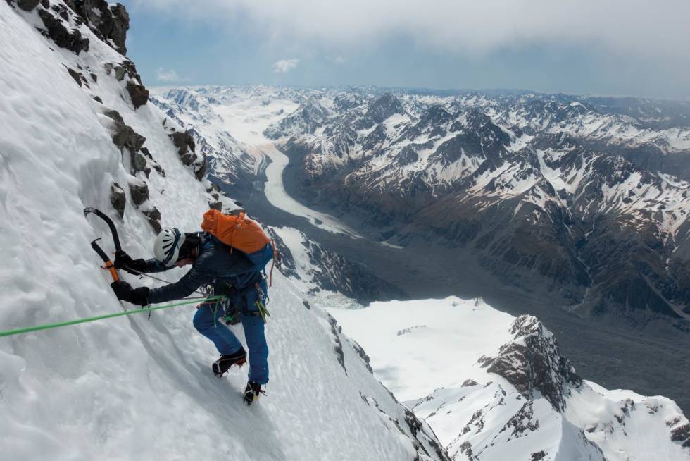 UTSIKT: Brad kommer opp til stand på slutten av det evigvarende isfeltet. I bakgrunnen ser vi Tasman glacier og noe av Sørøyas mange topper. AoRaki-New-Zealand-4