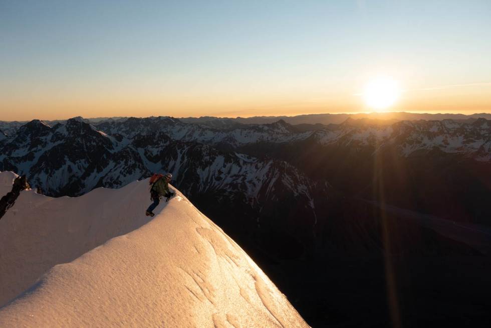 SOLOPPGANG: Brad jobber seg bort over på skyggesiden. AoRaki-New-Zealand-5