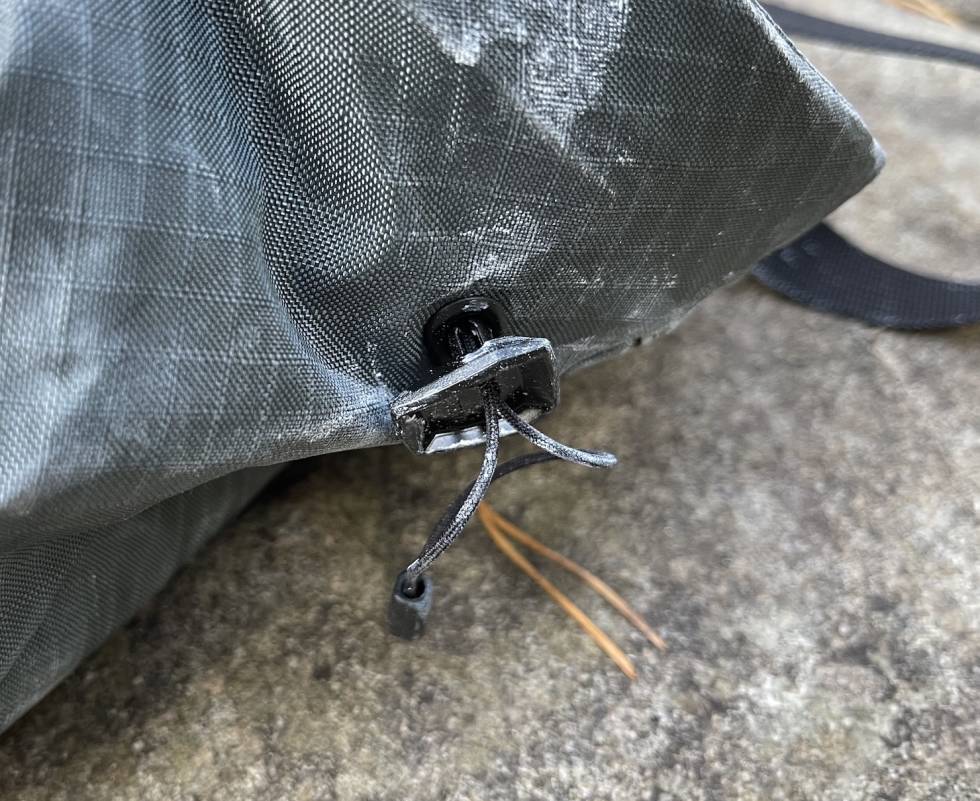 Lås: Denne fremstår som litt unødvendig komplisert og var ikke helt lett å skjønne i starten. Men den funker bra når man blir vant til den. test av Arc'teryx Ion Chalk Bag