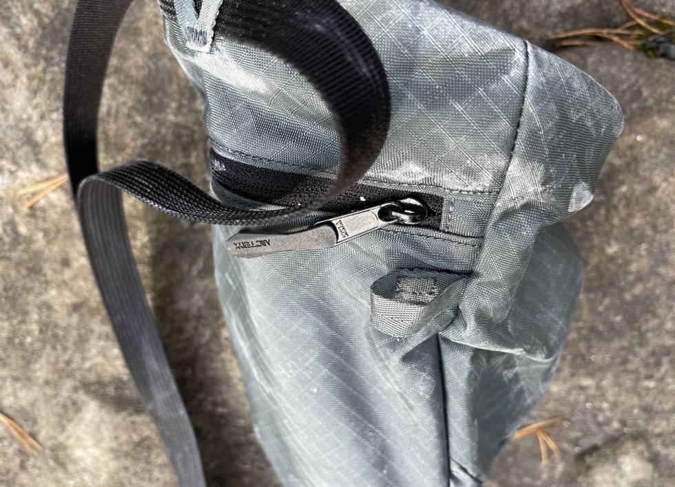 Feste: På Arc'teryx Ion Chalk Bag er det brukt nylonbånd til børstefeste. Dette stusser vi litt over, siden børstene har mange størrelser. test av Arc'teryx Ion Chalk Bag