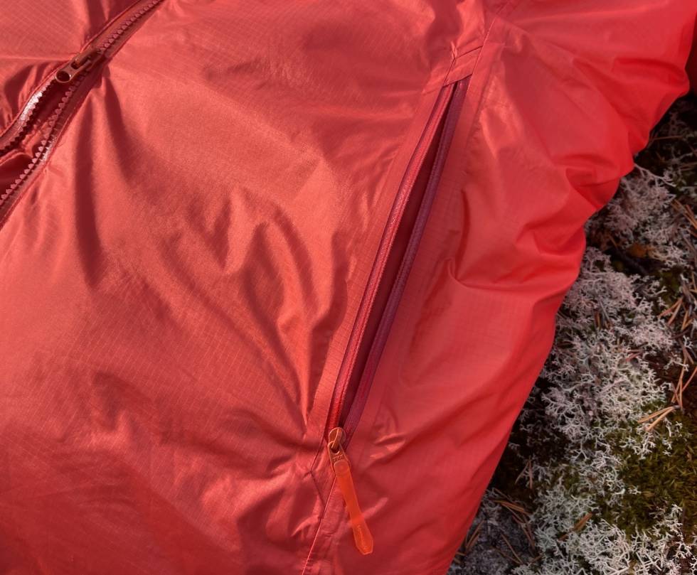 Mot vann: Glidelåsen til lommene er vannavvisende. Arc'Teryx Alpha Parka lomme