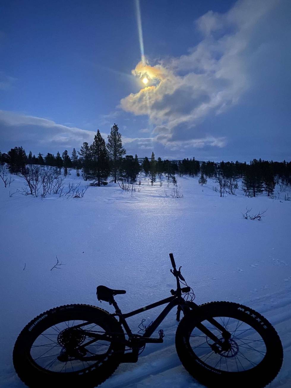 MÅNELYST: Fredag kveld var det lite å utsette på utsikten i løypa til Arctic Alta Fatbike. Foto: Henrik Joks Arctic Alta Fatbike 2021