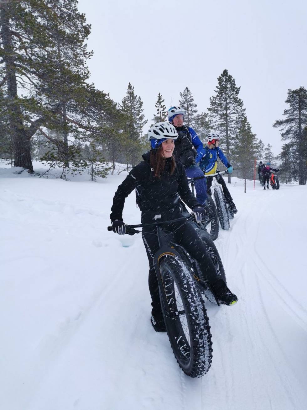 GOD STEMNING: I deler av løypa var det hardt og fint, og andre steder løsere, men stemningen i gruppa til Ida Bøthun var upåklagelig. Foto: Ida Bøthun Arctic Alta Fatbike 2021