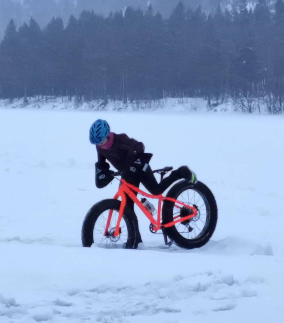 BRÅSTOPP: Tidvis syklet gruppa til Ida Bøthun over 20 km/t, andre steder gikk det ikke like radig. Foto: Ida Bøthun Arctic Alta Fatbike 2021