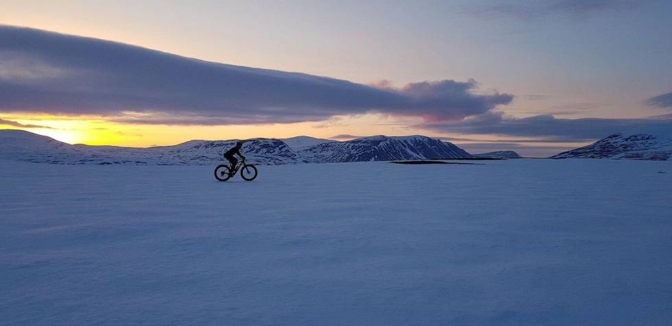 NORGES FATBIKEHOVEDSTAD: Vi skjønner hvorfor folk liker å sykle i Alta. Storslåtte naturopplevelser og nykjørte løyper, nesten hver dag. Foto: Arctic Alta Fatbike sykling i nord norge