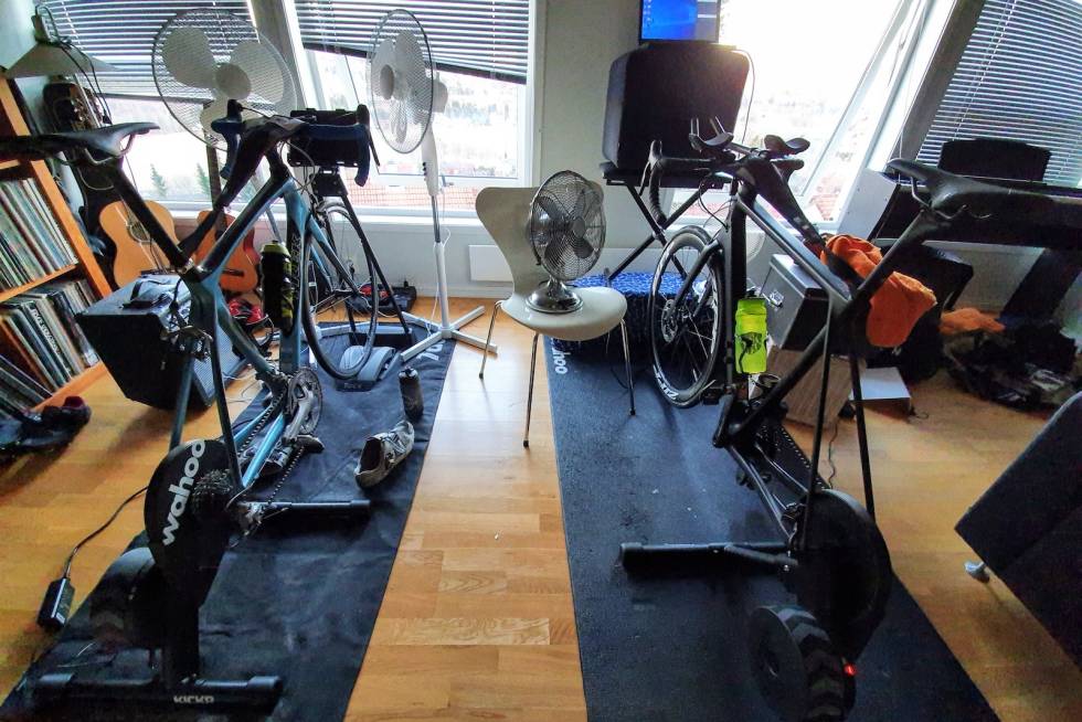 RIGGET SEG TIL: Arne Hove og Stefan Jacobsen syklet de første vEverestingene sammen i loftstua til Hove. Arne Hove og Stefan Jacobsen best i verden i Strava