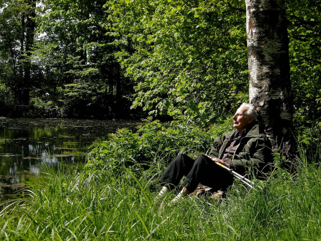SKOGENS RO: Arne Næss Sr tar naturen inn. foto: Petter Mejlander Arne Næss sr. foto: Petter Mejlander