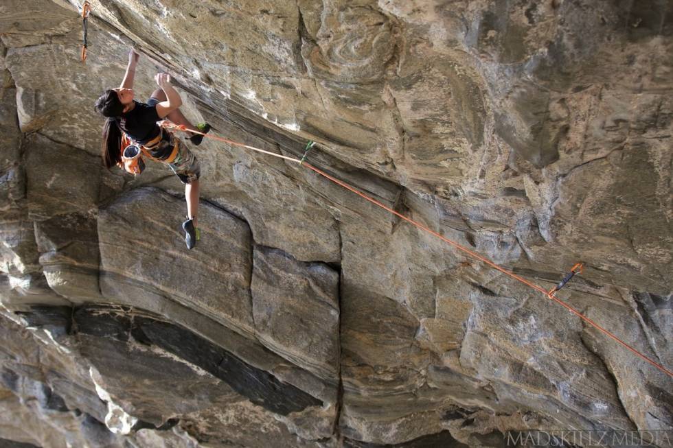 ASHIMA SHIRAISHI: Den sterke amerikanske jenta har også frekventert Flatanger. Her på Thors Hammer (9a+). Foto: Henning Wang Ashima - Thors Hammer øvre del 1