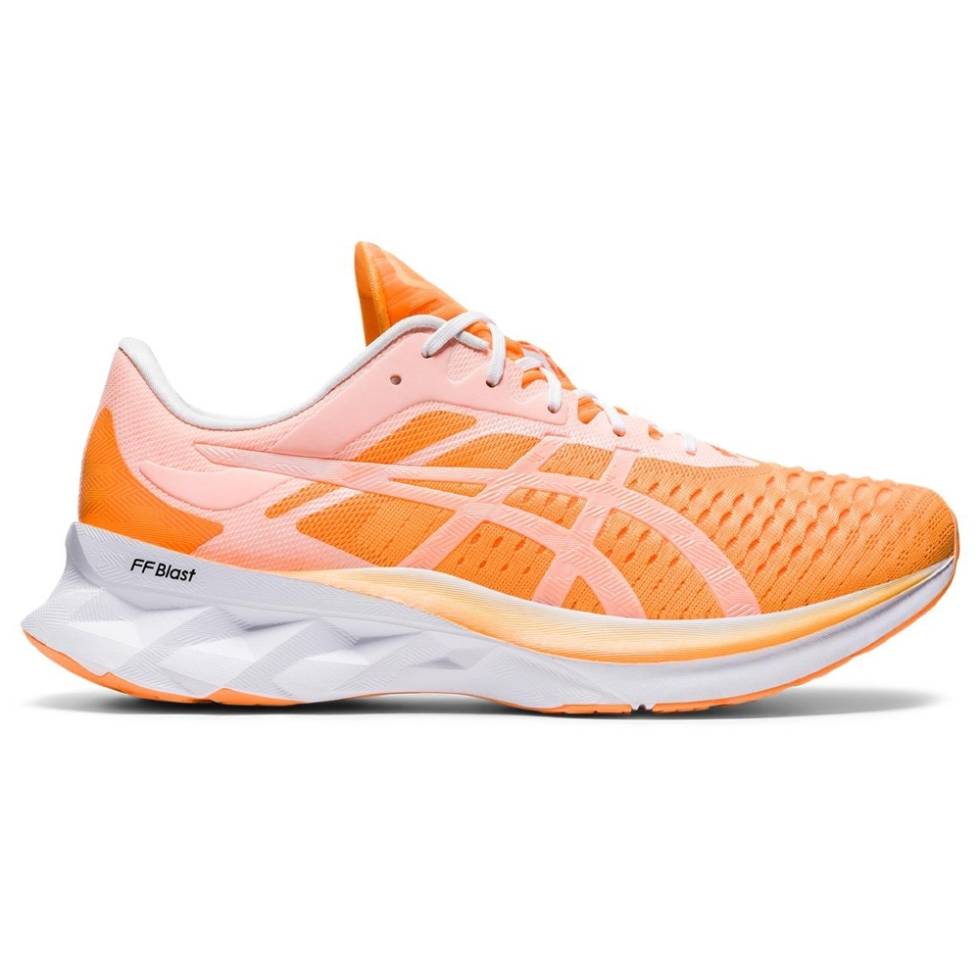 MYK I HÆLEN: Asics Novablast har myk mellomsåle og lav vekt. Asics Novablast