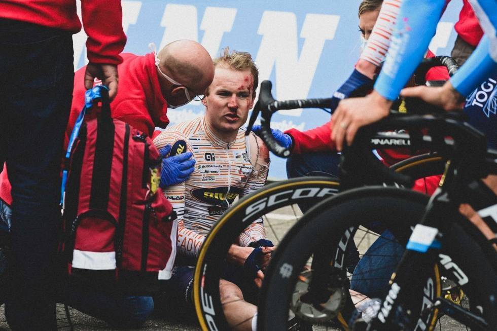 BRÅ AVSLUTNING: 2019-sesongen fikk en dramatisk avslutning, da Jensen ble meid ned av Pascal Ackermann i Scheldeprijs, og han sto uten proffkontrakt. Foto: Cor Vos august jensen, delko 2