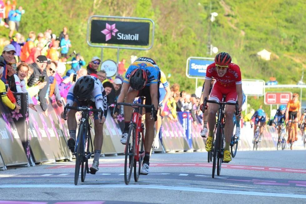 ETAPPESEIER: I millimeterduell med Dylan Teuns, som senere har vunnet Tour de France-etapper, gikk Jensen til topps på den tredje etappen i Arctic Race i 2017. Foto: ASO august jensen, delko, arctic race of norway