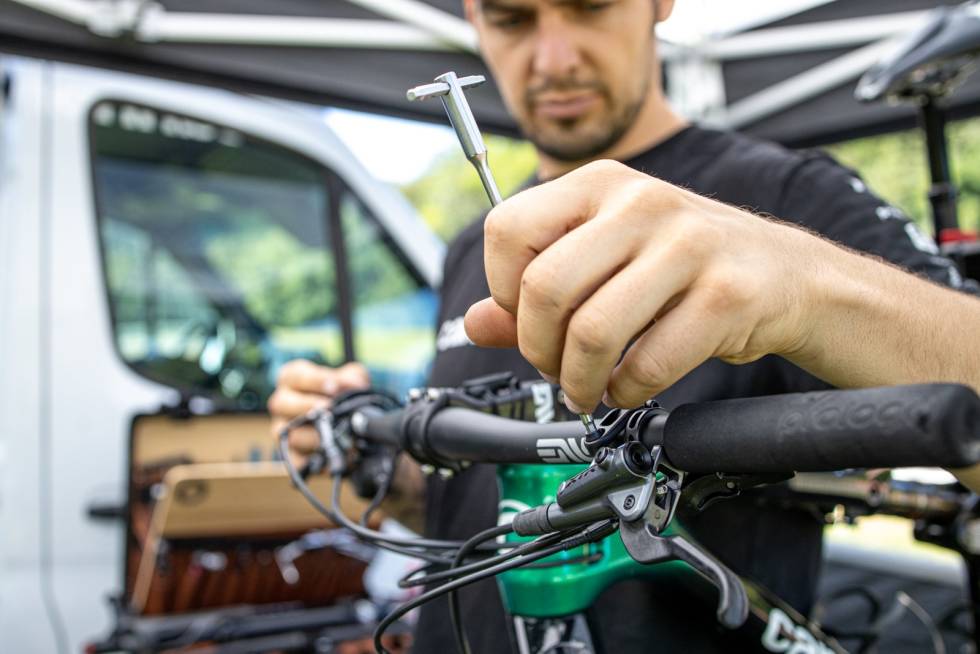 NØYE: Avancini er nøye på utstyret. Sykkelen hans har XTR gir og bremser og styre og stem fra Enve. Henrique Avancini sin Cannondale Scalpel