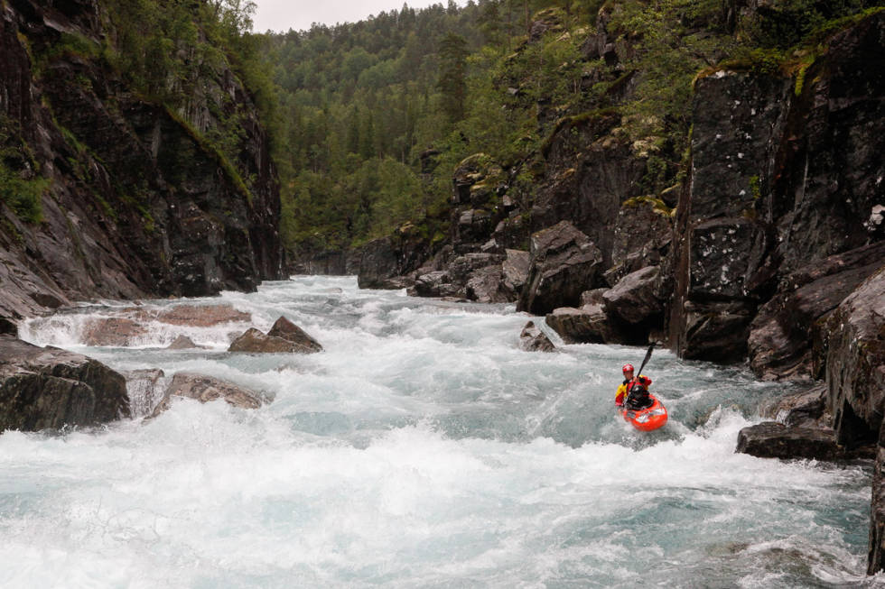 NOE FOR ALLE: Raundalselva har superfet padling i alle vanskegrader og i råflott natur –og mye av det. Foto: Benjamin Hjort Raundalselva