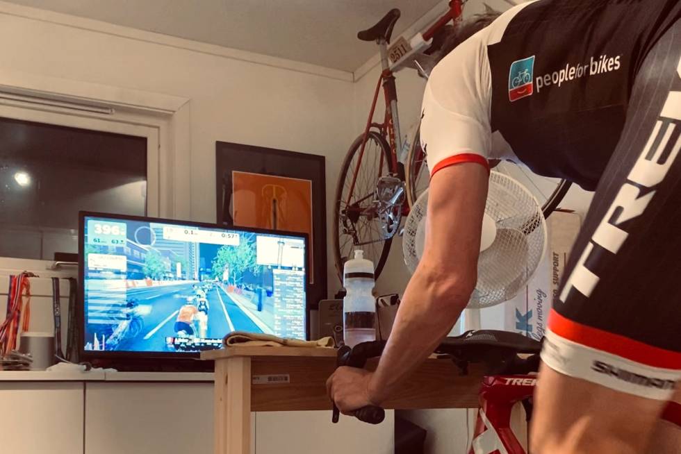 NYTT OG GAMMELT: Bård Røsok har rigget seg til for Zwift med den snart antikke Olmo-sykkelen fra 1982 hengende over seg. Bård Røsok i Zwift