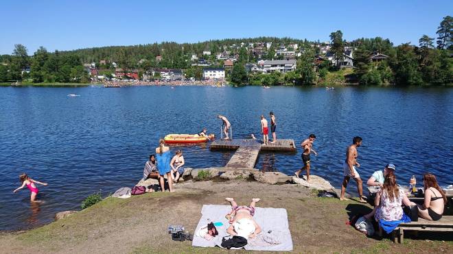 POPULÆRT: Langvannet har yrende badeliv på varme sommerdager. Foto: Erlend Sande bading langvannet lørenskog