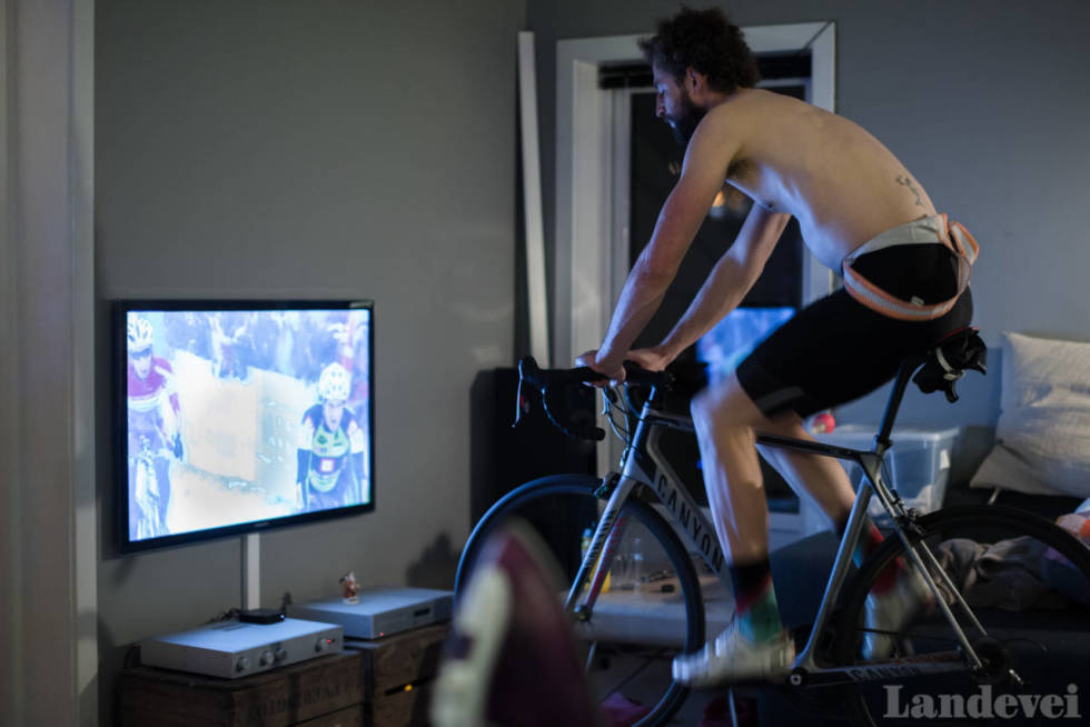 BALANSERULLE: Landevei-redaktør Henrik Alpers på balanserulla foran TV-en hjemme i stua. Foto: Landevei balanserulle, zwift