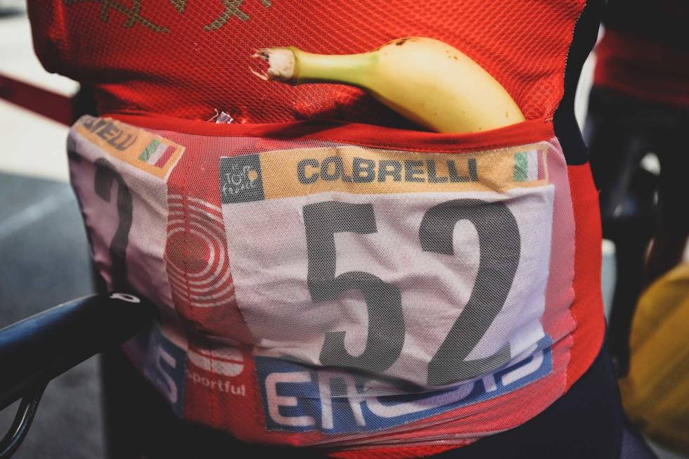 SPURTMAT: Sonny Colbrelli spiser banan når han kjører løp. Foto: Cor Vos. banan på lomma sykling