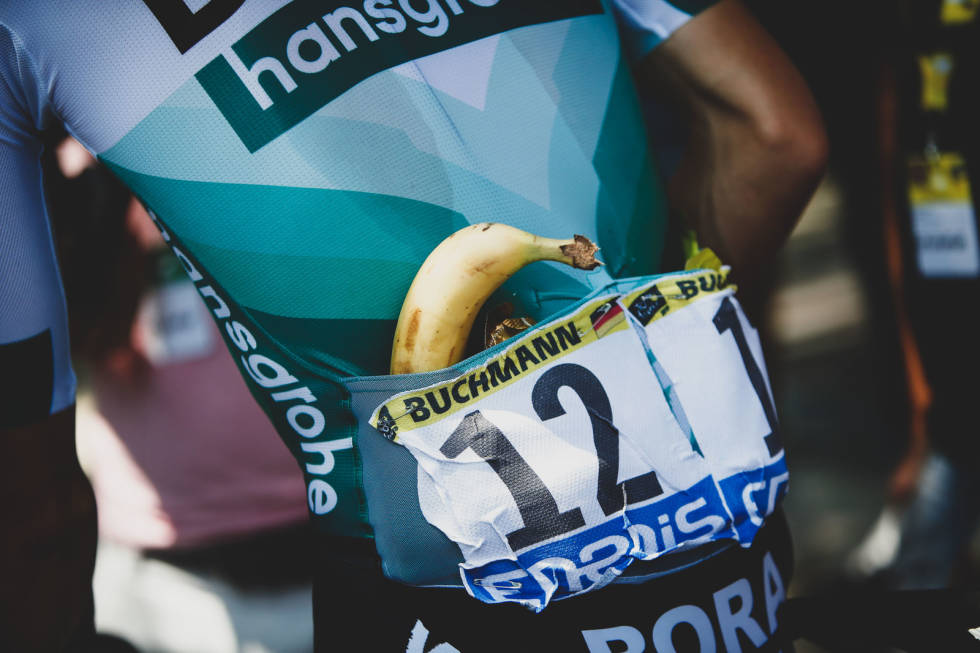 KLATREMAT: Emanuel Buchmann spiser bananer under Tour de France. Foto: Cor Vos. emanuel buchman banan