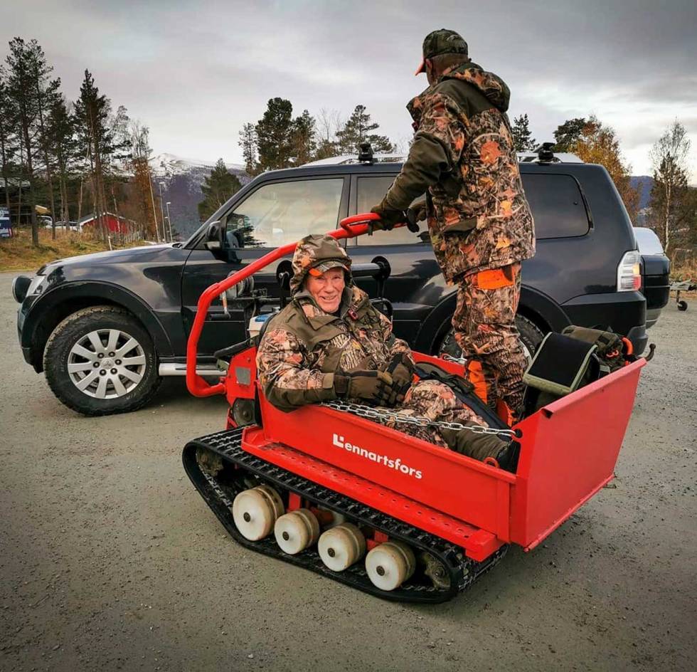 @baraashunting: Her skal 81-åringen på post uansett hvor langt og bratt det er. Fint å ha jernhest som taxi da. Lov med skyss når alderen slår inn!#norskjakt #jeger #hunt #mittjegerliv #atec #woolpower #norgesjegere #jaktlaget baraashunting
