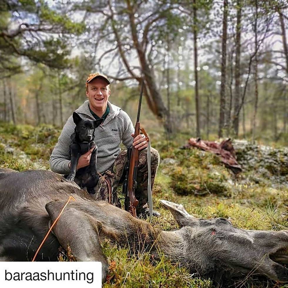 @baraashunting: Heldigvis finnes det jaktlag som trenger hjelp av hund og hundefører, så det skal bli moro å se hvordan dette går utover. Skitt jakt og god helg! På bildet ser du fornøyd skytter og hunden Sako. baraashunting