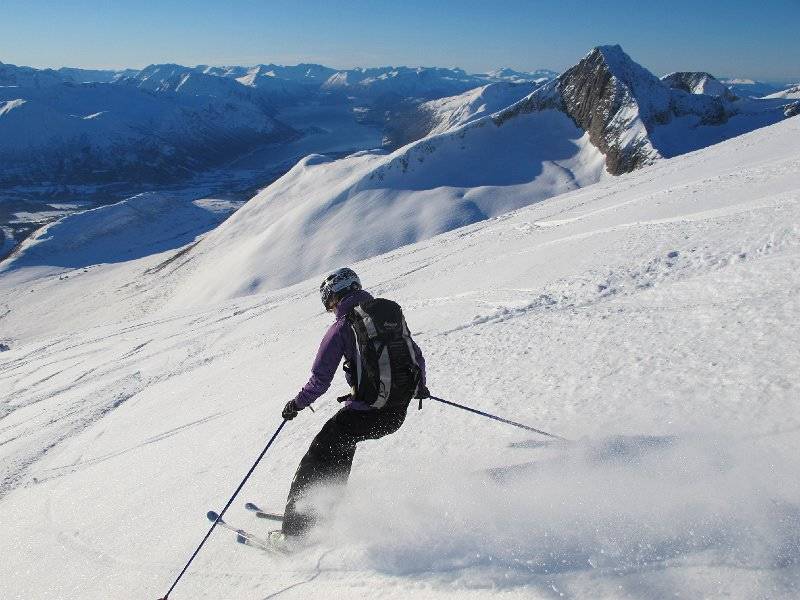 VED ISFJORDEN: Denne perlen i Romsdalen byr på 1450 høydemeter ren frikjøringsglede. Foto: Bård Smestad Romsdalen