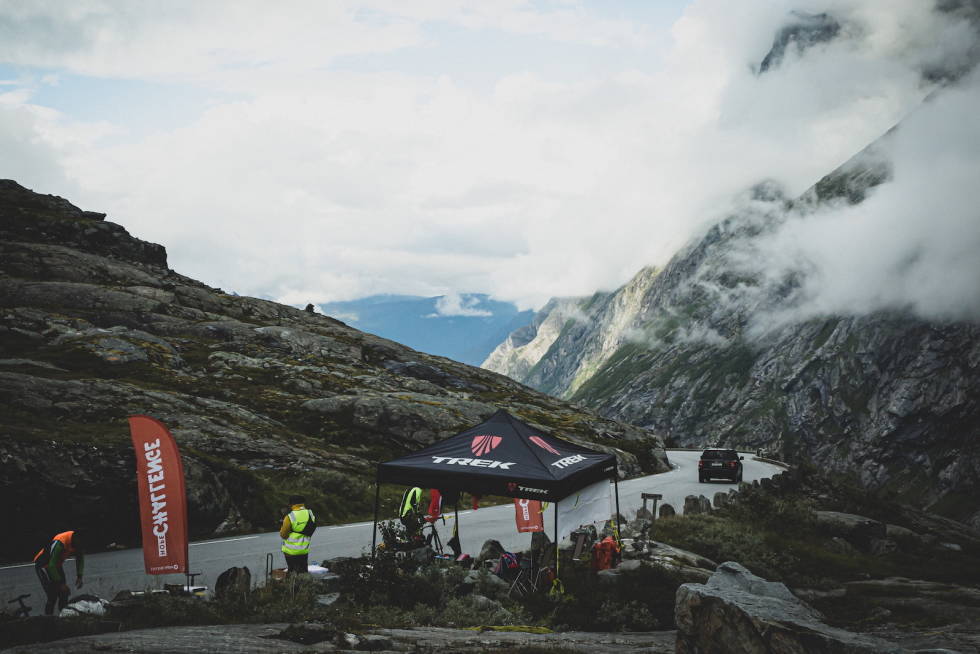 BASE CAMP: Like før vending ved utsiktspunktet i Trollstigen hadde Jonas Orset satt opp felles base camp for everesterne og støtteapparat. Foto: Kent Erik Harridsleff Everesting Trollstigen