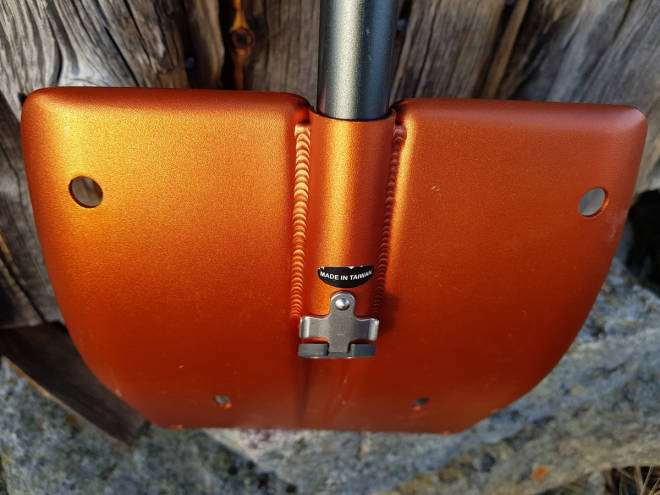 BCA Shaxe Speed Avalanche Shovel har låsesplint mellom skaft og blad som sitter fast på spadebladet. skredspade test