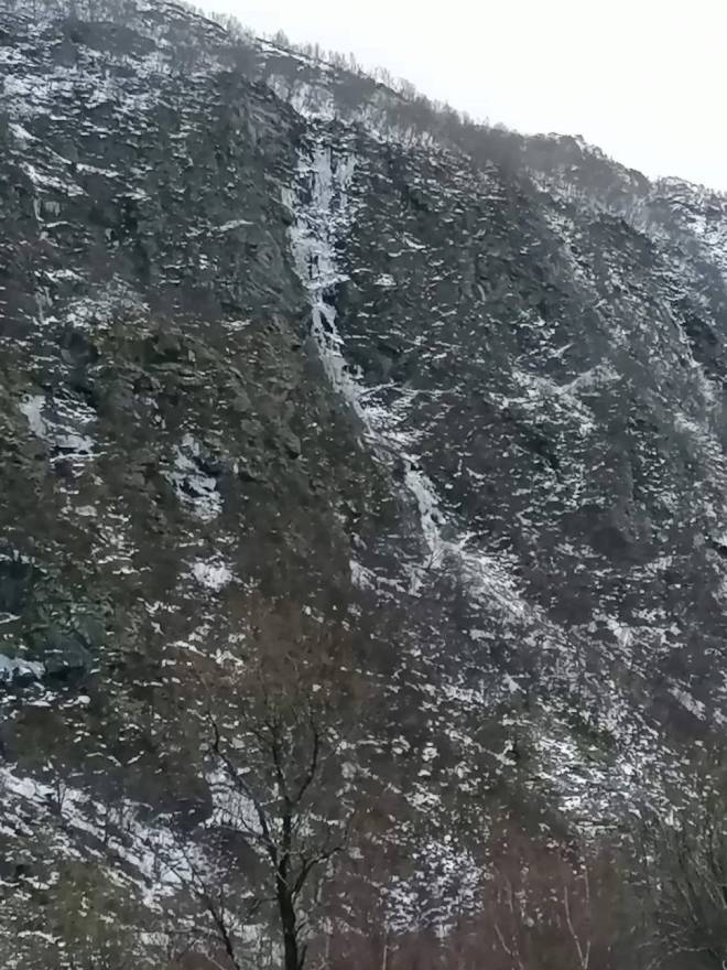 NOK TE Å SNO SÆ OPP: Det dannes vanligvis ikke mye is her, men grunnet mye skifte mellom regn og kulde fikk det bygd seg opp nok is. Foto: Kristian Vindvik bedre mix enn aldri