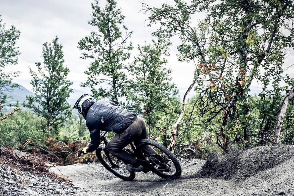 I år har Beitostølen Trail Arena bygget en blågradert flytsti fra toppen av heisen og nedover, med masse tabletop-hopp og doseringer. Foto: Frederik Holte Breien Beitostølen Trail Arena utvider stitilbudet