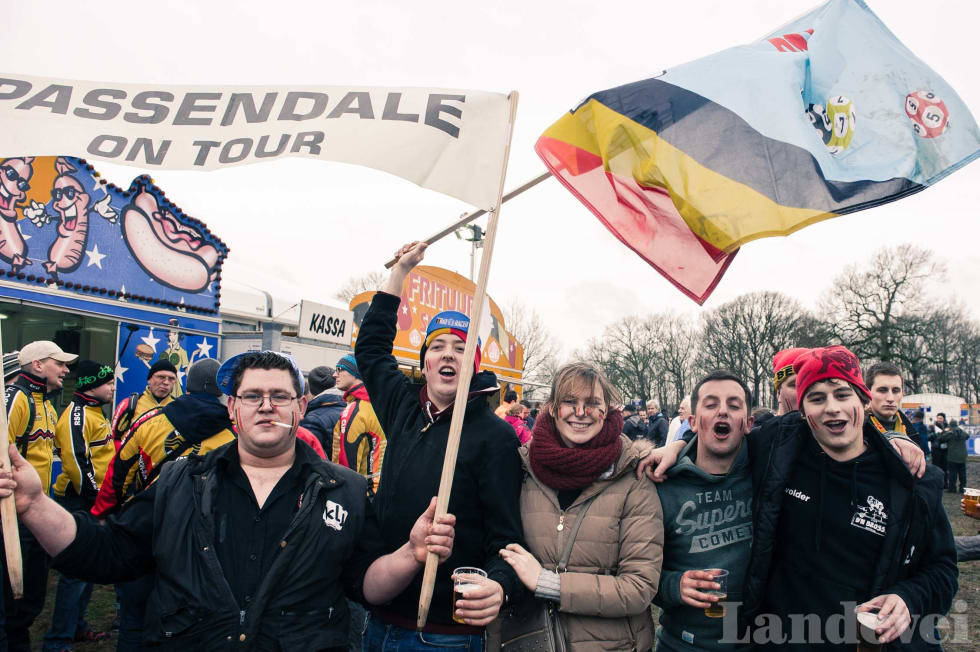 INGEN RITT - INGEN POMMES FRITES: Belgiske fans sverger til pommes frites med majones når de er på ritt. Foto: Henrik Alpers. belgiske sykkelfans