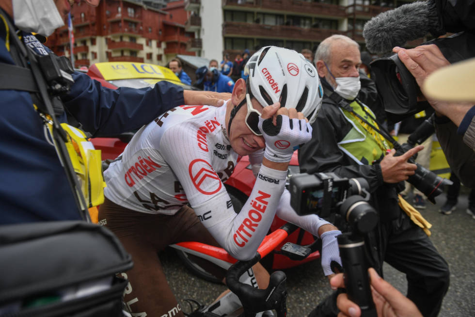 RØRT: Ben O'Connor var tydelig preget etter å ha krysset målstreken i Tignes, mens støtteapparatet i laget jublet vilt. Foto: Cor Vos ben o'connor, tour de france(1)
