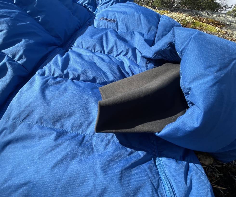 Varmer: Mansjetter til hendene er digg når det blåser eller regner. test av Bergans røros