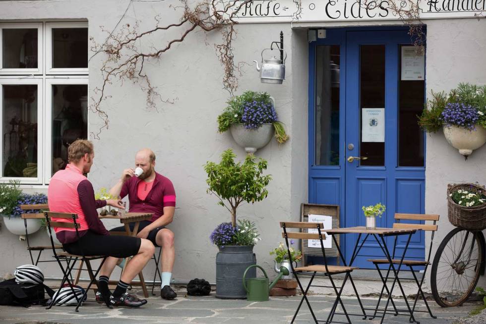 Gamle menn venter på båt: Heldigvis var ikke fergen klar til avgang. Kaffe og saft på Eides kafe og hand-leri ga oss tilbake kreftene. Bergen-Østerøy-Langtur-Landevei-5