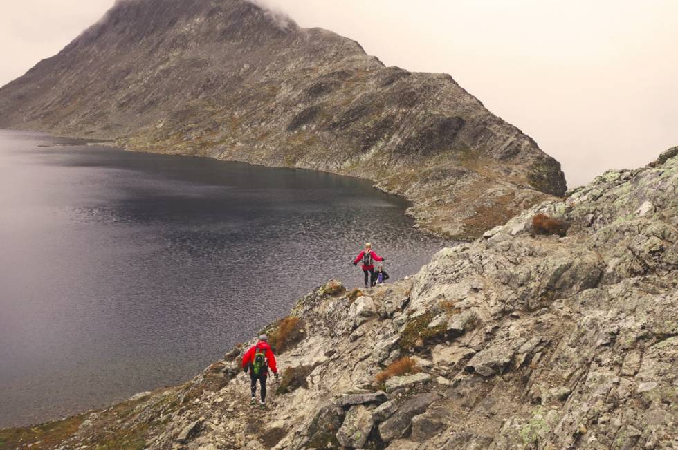 LUFTIG OVER BESSEGGEN: Morgenjoggerne passerer Bessvatnet på vei opp mot Besseggen. Foto: Erlend Sande
