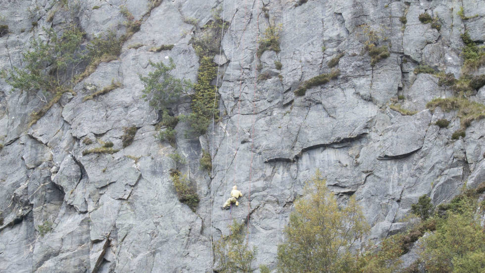 Eksempel på en annen performance i et lignende prosjekt på Valderøy i Ålesund i 2017. Foto: Hasan Daraghmeh bevegelsedetalj01hasandaraghmephoto