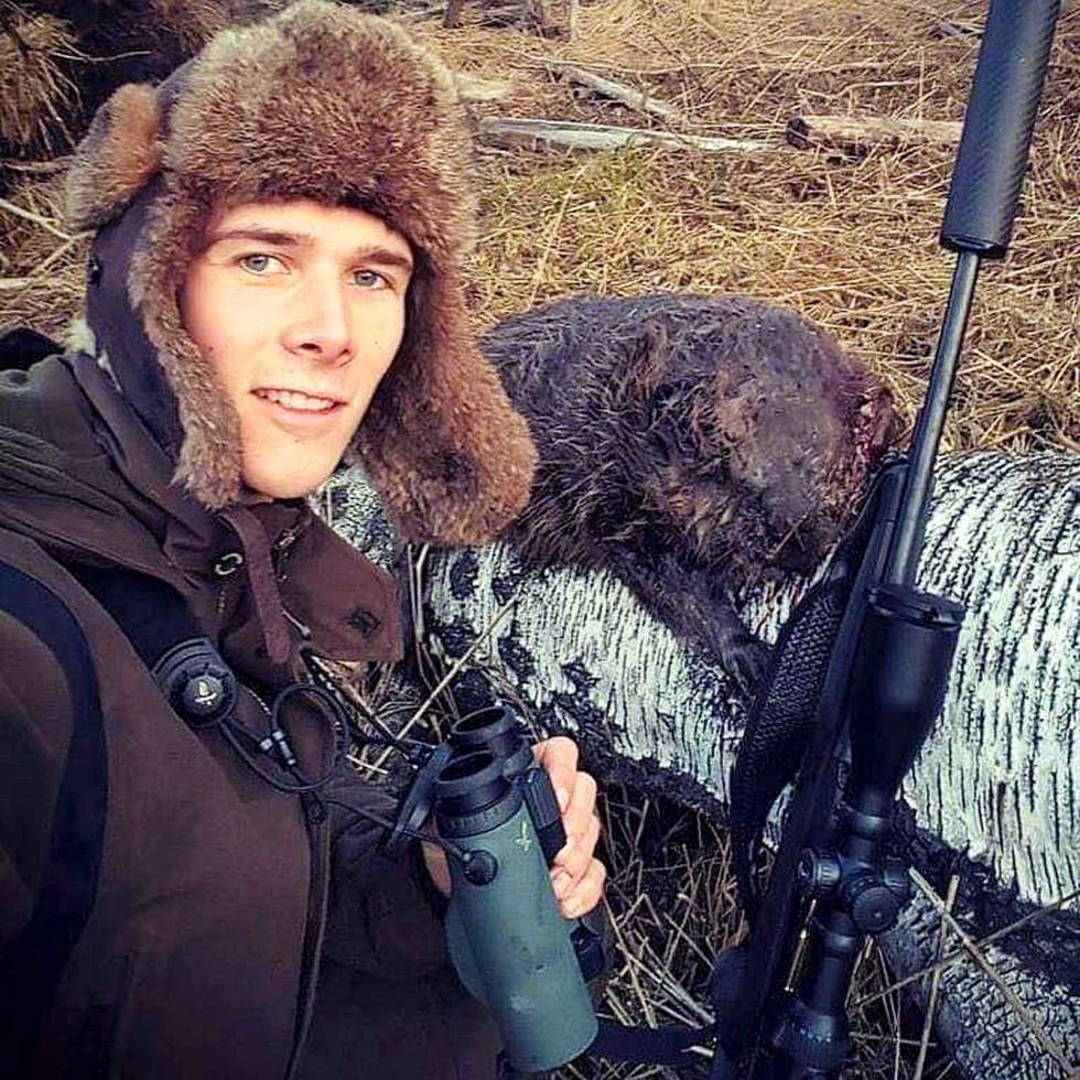 BEVER-ÅTE: Jonas Breda er en erfaren beverjeger. Han benytter også kvist til åte-foring for å lede beveren på land akkurat der han vil ha den. Beverjakt-12