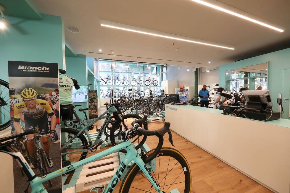 ØKER PRISEN: Bianchi har flere konseptbutikker verden over. Å handle i butikk er alltid det dyreste. Foto: Bianchi. bianchi butikk