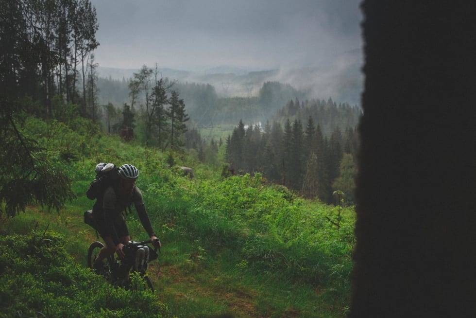 EVENTYRSYKLING: Med oppakning blir turen på sykkelen en annen enn den vanlige treningsturen etter jobb. Foto: Kristoffer H. Kippernes bikepacking