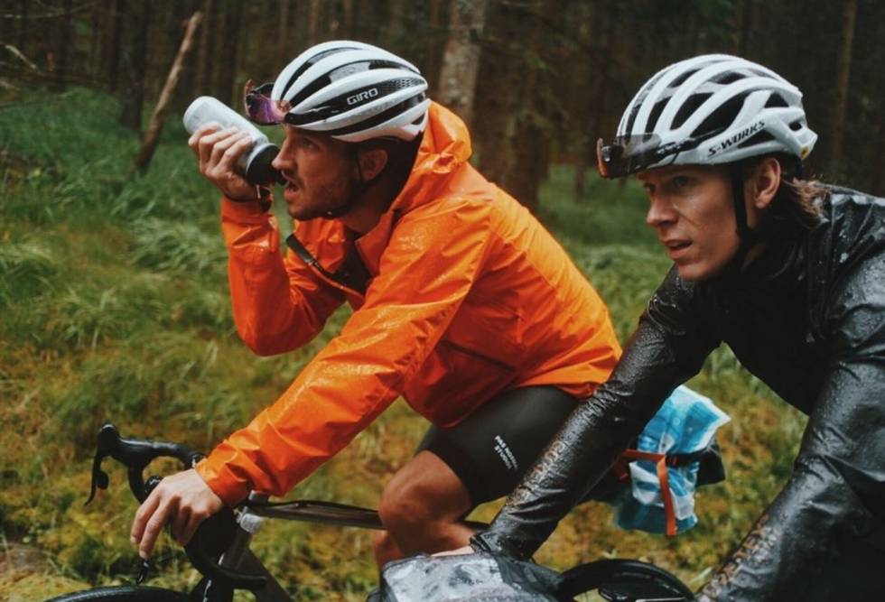 VÅT AFFÆRE: Christian og Mikkel takler regnet på den første etappen fra Kristiansand. bikepacking-norge-christian-ekdahl