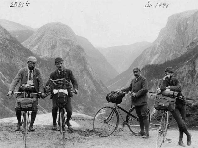 HIPSTERE: Bikepacking i Stalheimskleiva anno 1898, lenge før bikepacking en gang fantes. Foto: Riksarkivet. bikepacking-stalheimskleiva