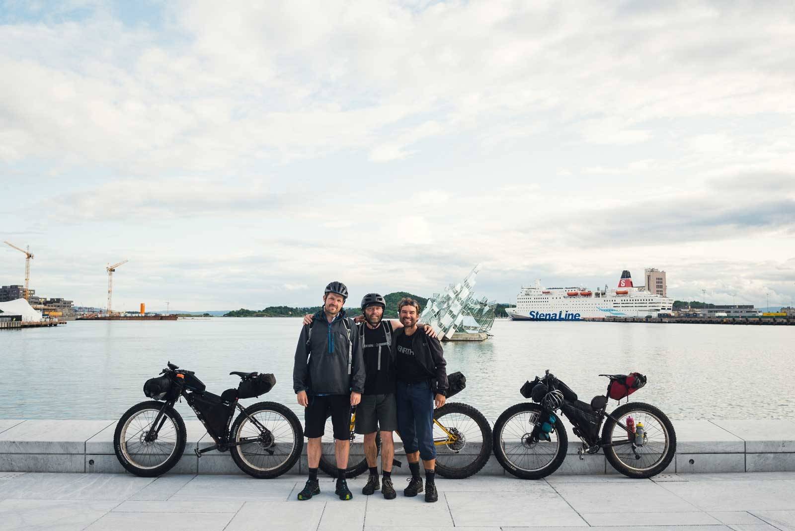 FINITO: Tre glade syklister på hvit marmor. Bikepacking-Storlien–Oslo-14