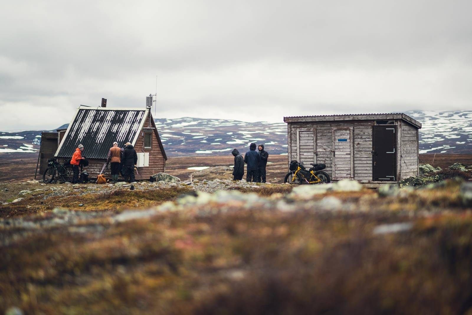 RASTEBUER: Rundt i Jämtlandsfjellene ligger det små rastebuer spredd utover med omtrent et par mils avstand, perfekte til å varme blåfrosne fingre eller å ta seg en bit mat. Det var fullt da vi kom forbi, men søppelskuret var ikke så ille, det heller. Bikepacking-Storlien–Oslo-2