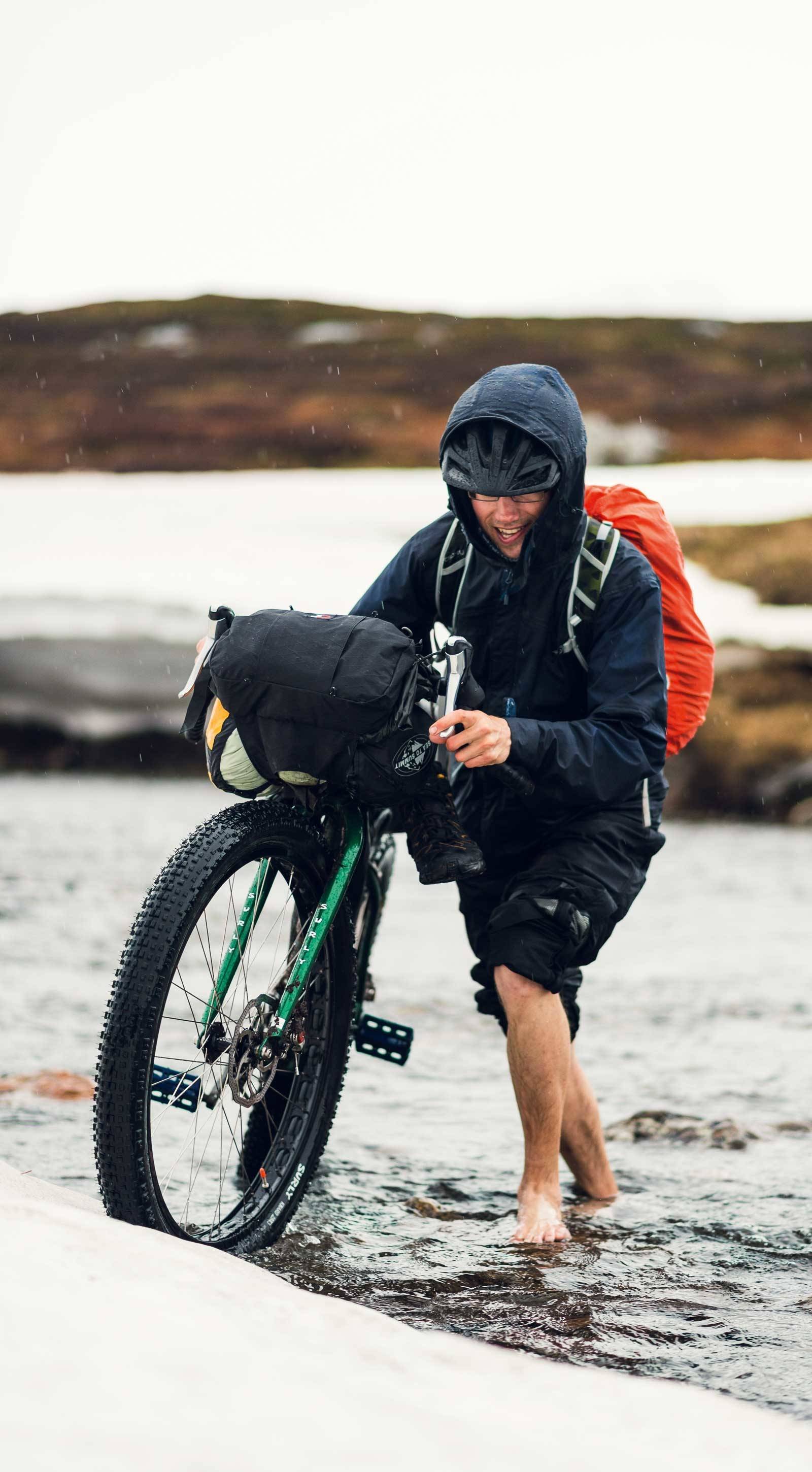 VAD: Med sein snøsmelting og rikelig regn er elvene svulmende og byr på hyppige vad. Her tar Runar Båtevik seg et fotbad før leir. Bikepacking-Storlien–Oslo-3